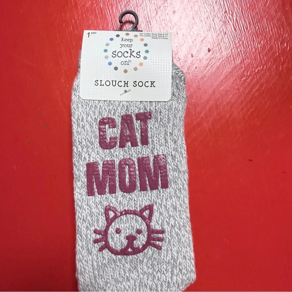 NWT KEEP YOUR SOCKS ON CAT MOM GRIP SLOUCH GRAY AND RED